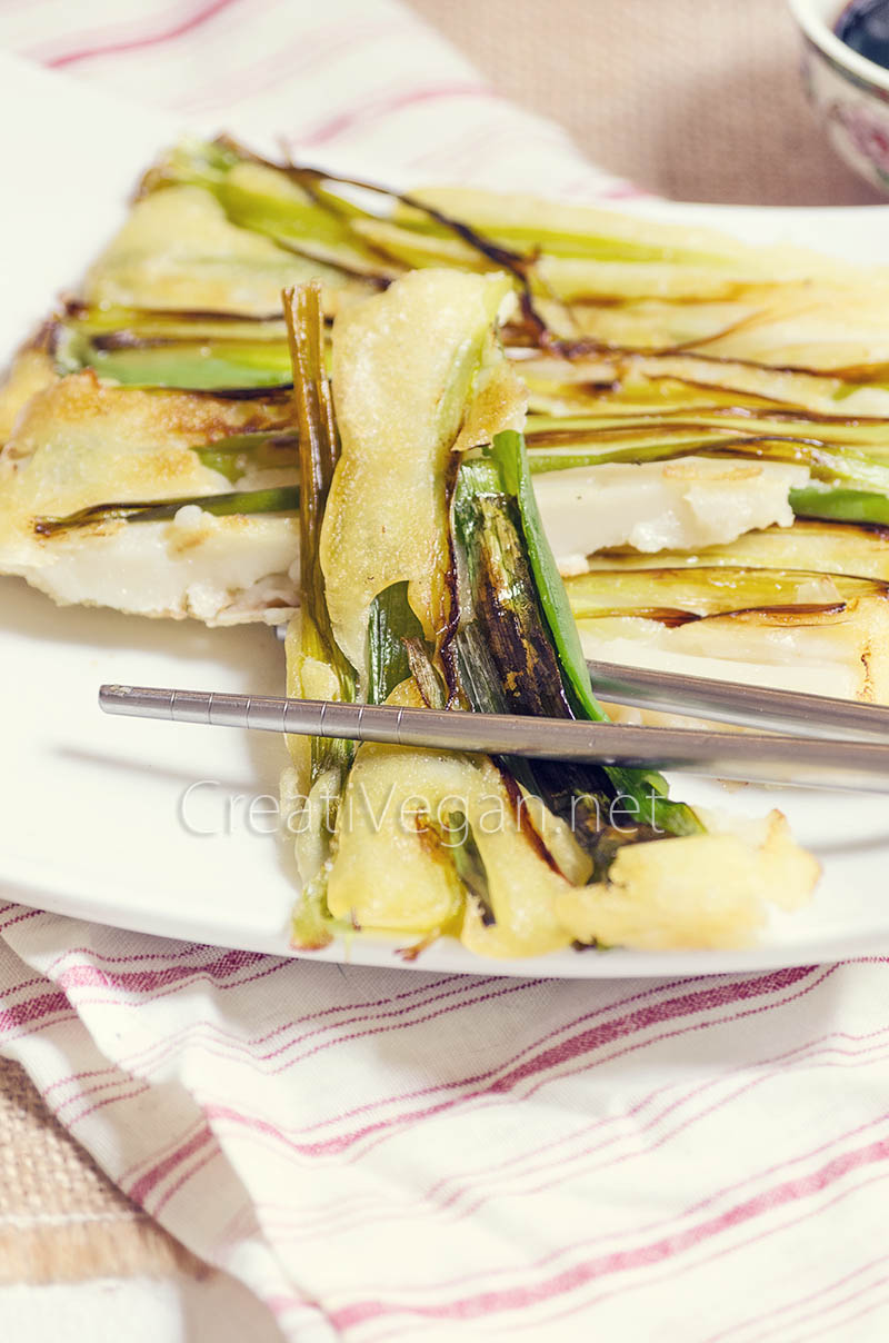 Pajeon (vegano): tortitas saladas de cebolla de primavera