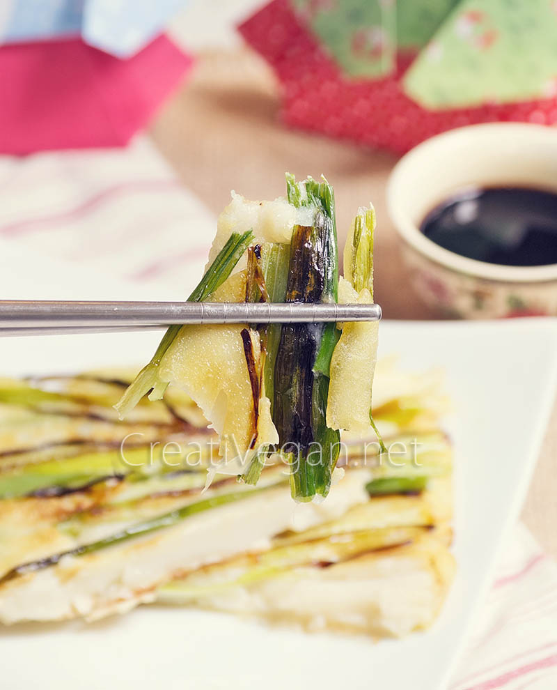 Pajeon (vegano): tortitas saladas de cebolla de primavera