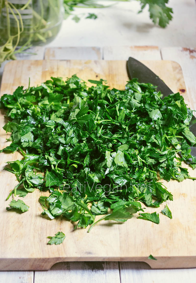 Perejil picado para hacer tabbouleh