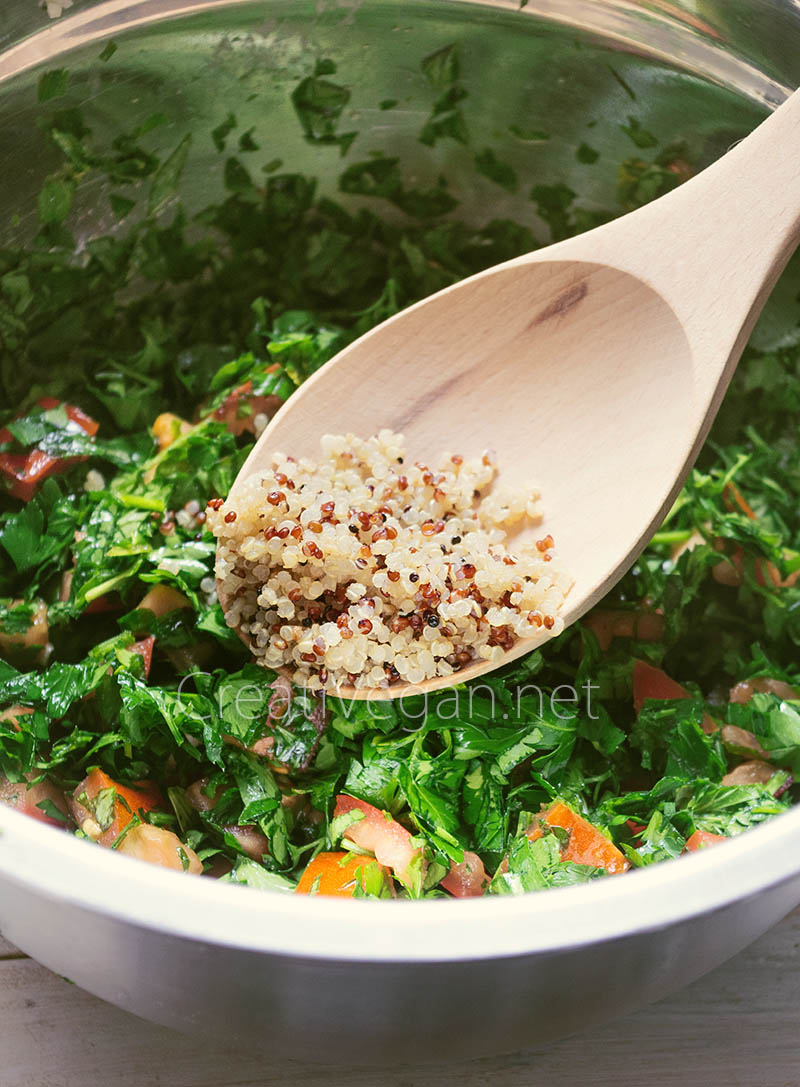 Añadiendo quinoa al tabbouleh