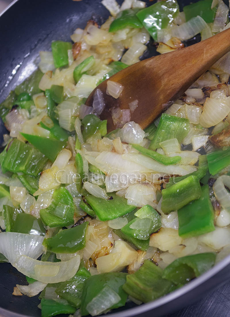 Preparación de pisto casero: cebolla y pimiento verde