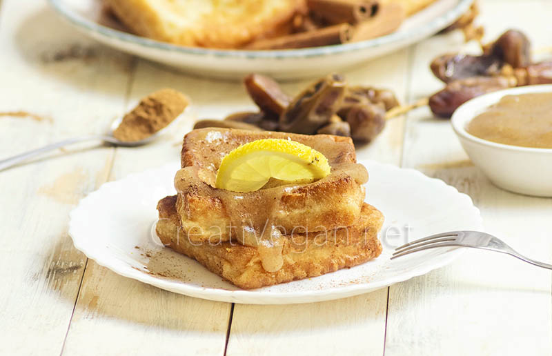 Torrijas veganas al limón y naranja con sirope de dátiles