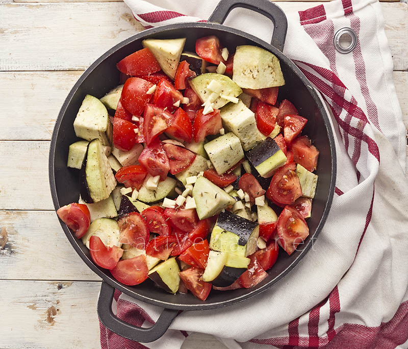 Ingredientes para zaalouk preparados para calentar